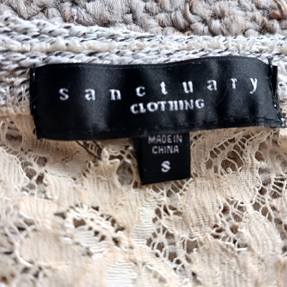 Elegant lace and metal top - Picture 8 of 11